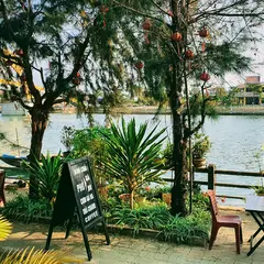 Pho Xua riverside
