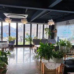 Cafe Huge