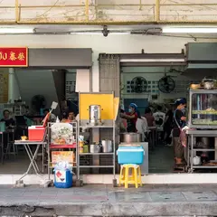 Rung Rueang Pork Noodle (right shop)