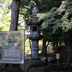 旧古川庭園 奥の院型灯籠