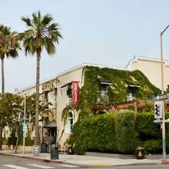 The Crescent Hotel Beverly Hills, Sonder