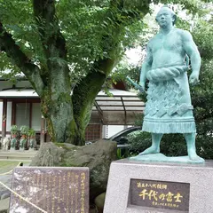 千代の富士銅像