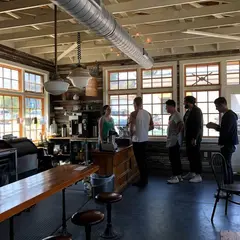 HOLE（Hot Doughnuts and Fresh Coffee）