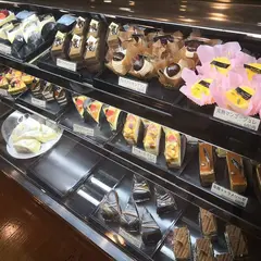 老舗洋菓子店のケーキとクレープ ピエロ・ド・ピエロ