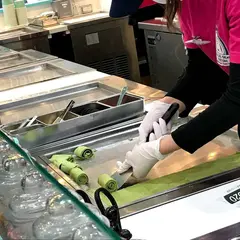 ROLL ICE CREAM FACTORY 京都・新京極店