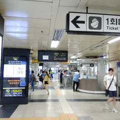 狎鴎亭駅