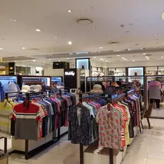 현대백화점 신촌점 (現代百貨店 新村店 / Hyundai Department Store)