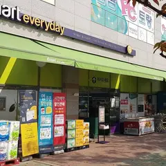 E-Mart Everyday retail Busan signal point