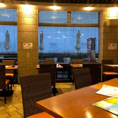 海の前のカフェレストラン