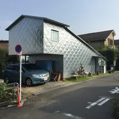 丘の上のAPT(トタンの家)