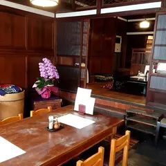 由のや