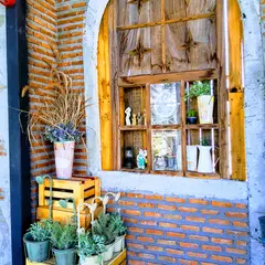 Café Laura Bar & Restaurant