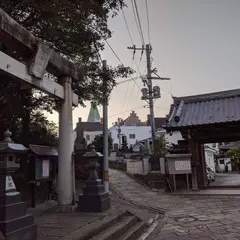 祈りの三角ゾーン (大浦諏訪神社-大浦天主堂-妙行寺が同時に見える)