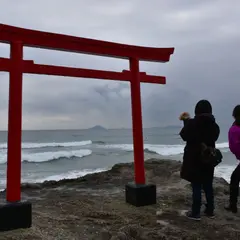 白浜​海岸の岩に立つ朱の鳥居