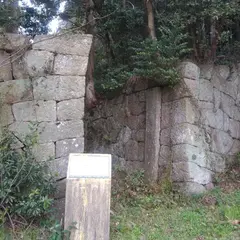 塚崎城石門