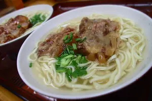 国際通りの裏側へ！1,000円以内で沖縄のソウルフードを食べ歩き！