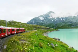 スイス 世界遺産の山々・葡萄畑・城など鉄道周遊