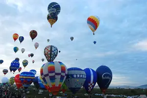 佐賀バルーンフェスタで、たくさんの気球に感動する朝。
