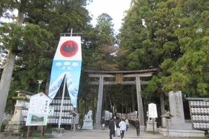八咫烏で有名な熊野本宮大社境内をめぐる