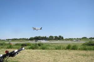 飛行場で小型飛行機を見学