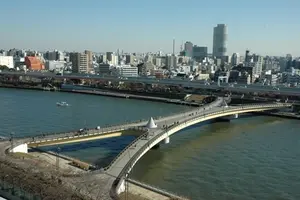 落ち着いた下町情緒が味わえる、大人のための人道橋－桜橋