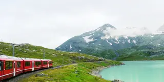 スイス 世界遺産の山々・葡萄畑・城など鉄道周遊