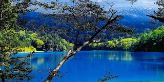 道東の秘湖・息をのむ美しさ、5色の湖オンネトー