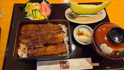 うな助