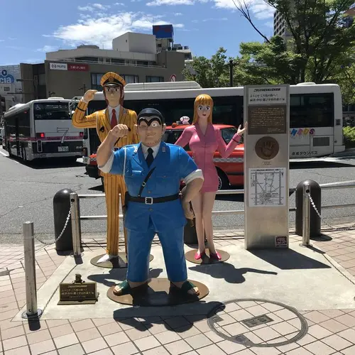 ようこそ こち亀の街へ！ 両津・中川・麗子がお出迎え！像