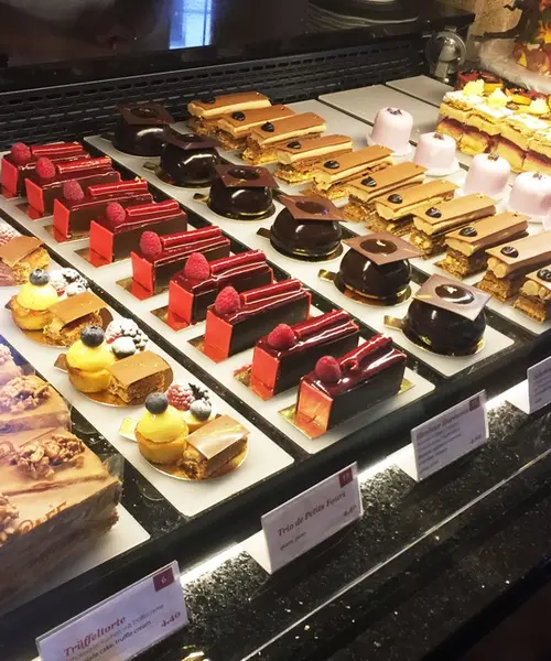 宗教と芸術の街ウィーンでチョコレートケーキの王様「ザッハートルテ」を食べ比べ