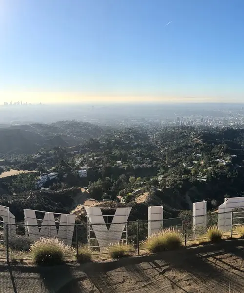 ハリウッドサインにハイキングで登って後ろから見下ろす朝！
