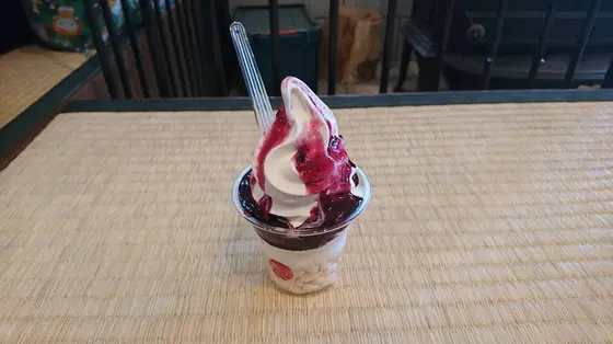 千枚田のお店でソフトクリームを食べる