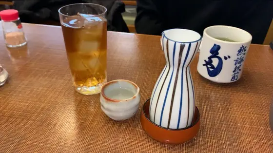 ウーロン茶割り(600円)白鶴熱燗(700円)