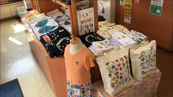 沖縄っぽいデザインのTシャツ🌺