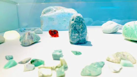 ヒスイのキラキラした原石の展示もしてます
