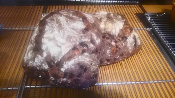 シンボルパン：パン ド ロデブ チョコレートとマカダミアナッツ。
