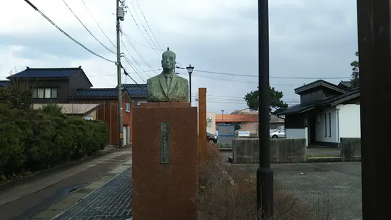 山崎覚太郎先生の像