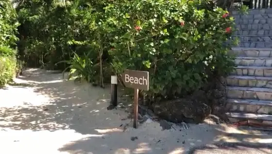 ホテル内にあるビーチを目指さしてます！
