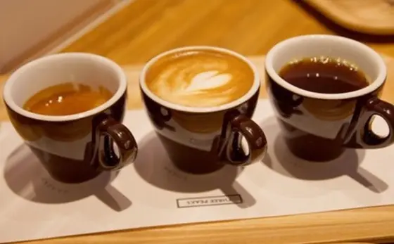 3種のコーヒーのプレートがオシャレ