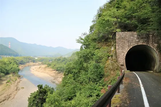 トンネルと由良川の景色