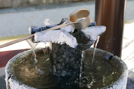 足湯の中央に飲泉柄杓