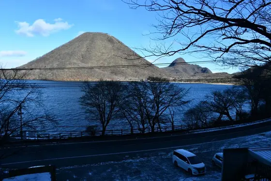 榛名湖。雪が残る寒い日でしたが凛とした静けさのある湖畔です。