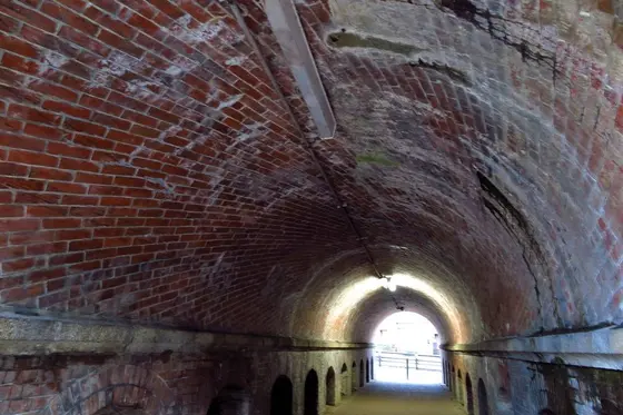 ねじりレンガのトンネル