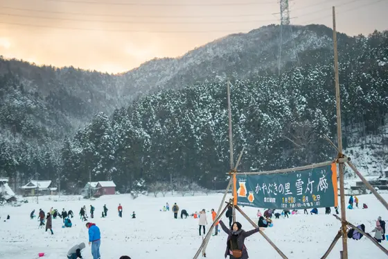田んぼには雪灯廊の幕