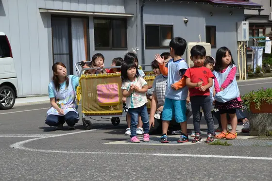 地元の子どもたちも見つめています。