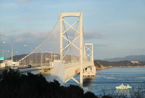 夕日を浴びる大鳴門橋