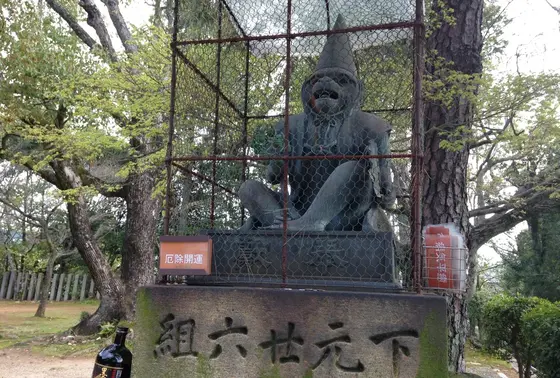 新日吉神宮の本殿脇の「狛猿」