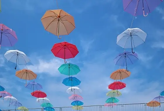 空を彩るカラフルな傘たち