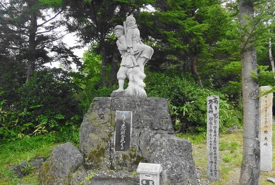 政井みねの像