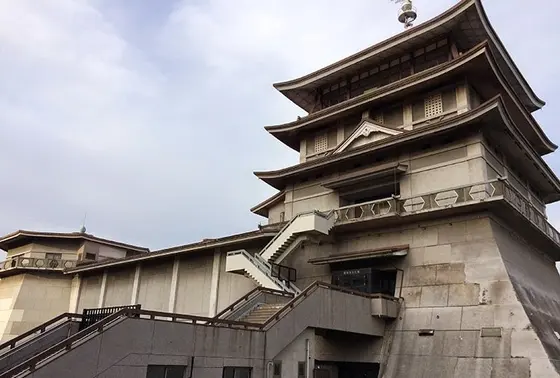 まるで浮城のよう「琵琶湖文化館」